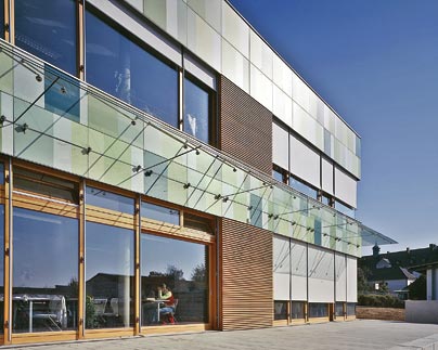 Heimvolksschule St. Maria Schulneubau S&uuml;dfassade mit Terassenbereich